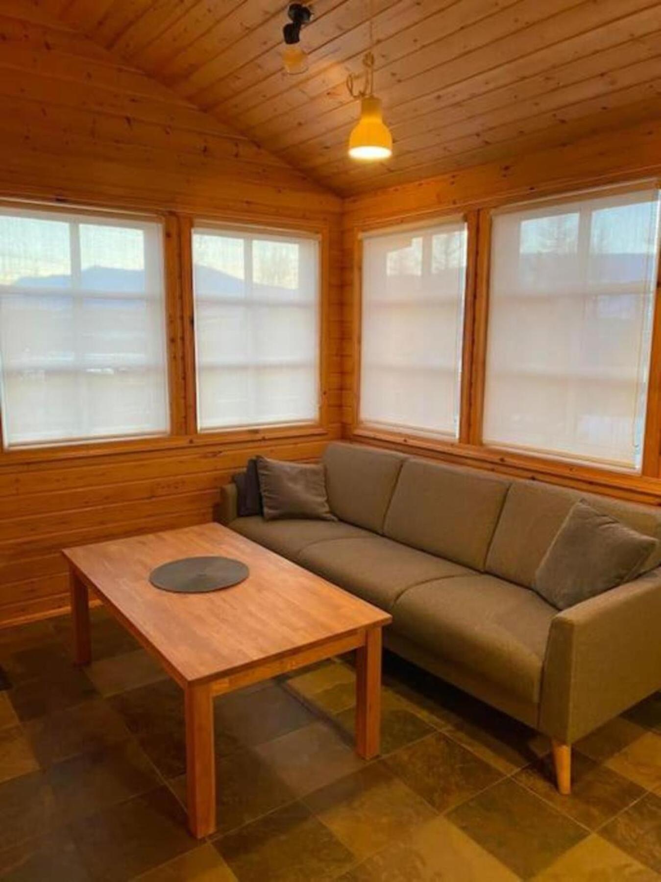 Cozy 2 Bedroom Cottage With Hot Tub Акурейри Экстерьер фото